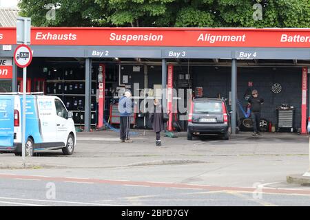 (200519) -- DUBLIN, 19. Mai 2020 (Xinhua) -- Menschen werden in einer Autowerkstatt in Dublin, Irland, am 18. Mai 2020 gesehen. Irland hat am Montag die Phase-1-Phase zur Lockerung der Beschränkungen, die vor etwa 50 Tagen nach dem Ausbruch der COVID-19 in dem Land eingeführt wurden, begonnen. Während der Bühne dürfen mehr Unternehmen im Land wieder geöffnet werden. Dazu gehören Baumarkt, Haushaltswarengeschäfte, Gartencenter, Bauernmärkte, Autowerkstätten, Motorräder und Fahrräder sowie optische Geschäfte. Restaurants wie McDonald's und Burger King sind ebenfalls erlaubt, zu fahren Stockfoto