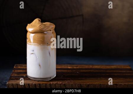 Dalgona Kaffee oder Schlagsahne Instant Kaffee Stockfoto