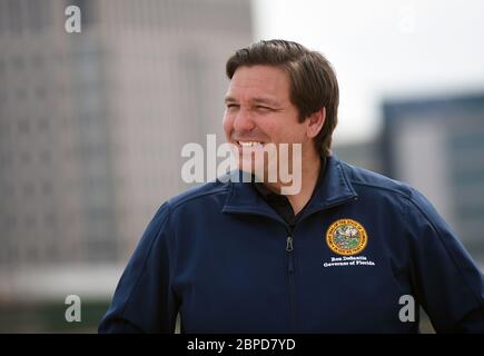 18. Mai 2020 - Orlando, Florida, Vereinigte Staaten - Florida Gov. Ron DeSantis schaut auf einer Pressekonferenz am 18. Mai 2020 an der neu abgeschlossenen I-4 und State Road 408 Kreuzung, die heute Abend in der Innenstadt von Orlando, Florida für Verkehr geöffnet wird. DeSantis erklärte, dass die Fortschritte beim 21-Meilen-I-4 Ultimate Projekt auf seine Anweisung beschleunigt wurden, da der Verkehr während der Coronavirus-Krise zurückging. (Paul Hennessy/Alamy) Stockfoto