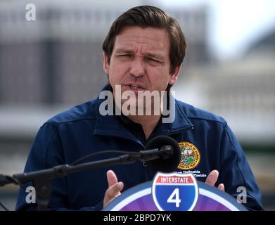 18. Mai 2020 - Orlando, Florida, Vereinigte Staaten - Florida Gov. Ron DeSantis schaut auf einer Pressekonferenz am 18. Mai 2020 an der neu abgeschlossenen I-4 und State Road 408 Kreuzung, die heute Abend in der Innenstadt von Orlando, Florida für Verkehr geöffnet wird. DeSantis erklärte, dass die Fortschritte beim 21-Meilen-I-4 Ultimate Projekt auf seine Anweisung beschleunigt wurden, da der Verkehr während der Coronavirus-Krise zurückging. (Paul Hennessy/Alamy) Stockfoto