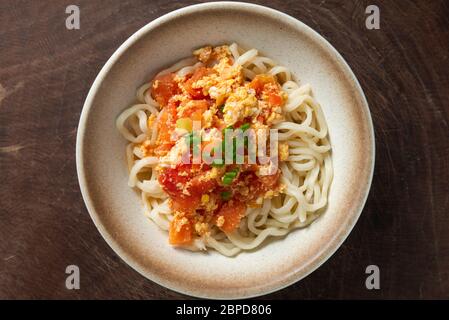 Traditionelle chinesische Nudeln mit Tomaten und Eiern Stockfoto