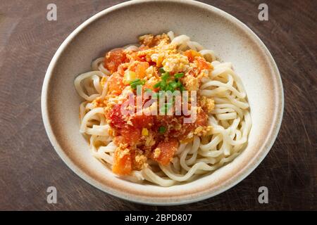 Traditionelle chinesische Nudeln mit Tomaten und Eiern Stockfoto