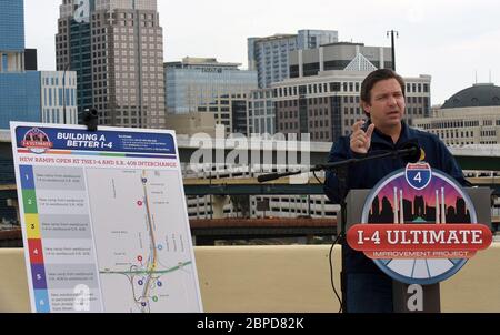 18. Mai 2020 - Orlando, Florida, Vereinigte Staaten - Florida Gov. Ron DeSantis spricht auf einer Pressekonferenz am 18. Mai 2020 an der neu fertiggestellten I-4 und State Road 408 Kreuzung, die heute Abend für den Verkehr in der Innenstadt von Orlando, Florida geöffnet wird. DeSantis erklärte, dass die Fortschritte beim 21-Meilen-I-4 Ultimate Projekt auf seine Anweisung beschleunigt wurden, da der Verkehr während der Coronavirus-Krise zurückging. (Paul Hennessy/Alamy) Stockfoto