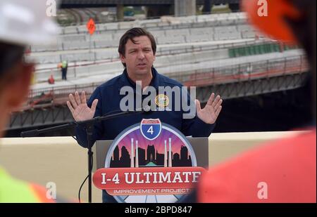 18. Mai 2020 - Orlando, Florida, Vereinigte Staaten - Florida Gov. Ron DeSantis spricht auf einer Pressekonferenz am 18. Mai 2020 an der neu fertiggestellten I-4 und State Road 408 Kreuzung, die heute Abend für den Verkehr in der Innenstadt von Orlando, Florida geöffnet wird. DeSantis erklärte, dass die Fortschritte beim 21-Meilen-I-4 Ultimate Projekt auf seine Anweisung beschleunigt wurden, da der Verkehr während der Coronavirus-Krise zurückging. (Paul Hennessy/Alamy) Stockfoto