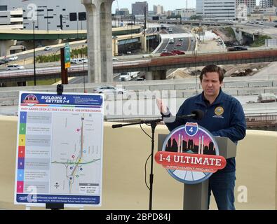 18. Mai 2020 - Orlando, Florida, Vereinigte Staaten - Florida Gov. Ron DeSantis spricht auf einer Pressekonferenz am 18. Mai 2020 an der neu fertiggestellten I-4 und State Road 408 Kreuzung, die heute Abend für den Verkehr in der Innenstadt von Orlando, Florida geöffnet wird. DeSantis erklärte, dass die Fortschritte beim 21-Meilen-I-4 Ultimate Projekt auf seine Anweisung beschleunigt wurden, da der Verkehr während der Coronavirus-Krise zurückging. (Paul Hennessy/Alamy) Stockfoto