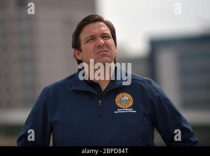 18. Mai 2020 - Orlando, Florida, Vereinigte Staaten - Florida Gov. Ron DeSantis schaut auf einer Pressekonferenz am 18. Mai 2020 an der neu abgeschlossenen I-4 und State Road 408 Kreuzung, die heute Abend in der Innenstadt von Orlando, Florida für Verkehr geöffnet wird. DeSantis erklärte, dass die Fortschritte beim 21-Meilen-I-4 Ultimate Projekt auf seine Anweisung beschleunigt wurden, da der Verkehr während der Coronavirus-Krise zurückging. (Paul Hennessy/Alamy) Stockfoto