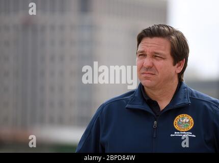 18. Mai 2020 - Orlando, Florida, Vereinigte Staaten - Florida Gov. Ron DeSantis schaut auf einer Pressekonferenz am 18. Mai 2020 an der neu abgeschlossenen I-4 und State Road 408 Kreuzung, die heute Abend in der Innenstadt von Orlando, Florida für Verkehr geöffnet wird. DeSantis erklärte, dass die Fortschritte beim 21-Meilen-I-4 Ultimate Projekt auf seine Anweisung beschleunigt wurden, da der Verkehr während der Coronavirus-Krise zurückging. (Paul Hennessy/Alamy) Stockfoto