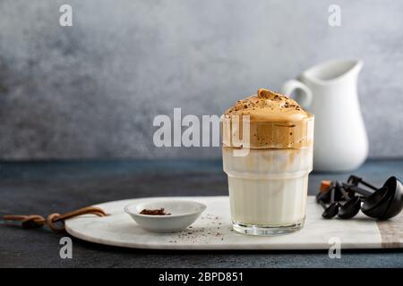 Dalgona Kaffee oder Schlagsahne Instant Kaffee Stockfoto