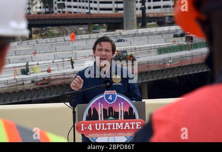 18. Mai 2020 - Orlando, Florida, Vereinigte Staaten - Florida Gov. Ron DeSantis spricht auf einer Pressekonferenz am 18. Mai 2020 an der neu fertiggestellten I-4 und State Road 408 Kreuzung, die heute Abend für den Verkehr in der Innenstadt von Orlando, Florida geöffnet wird. DeSantis erklärte, dass die Fortschritte beim 21-Meilen-I-4 Ultimate Projekt auf seine Anweisung beschleunigt wurden, da der Verkehr während der Coronavirus-Krise zurückging. (Paul Hennessy/Alamy) Stockfoto