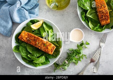 Zedernholz-Planke gebratener Lachs mit Spinat Stockfoto