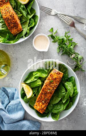 Zedernholz-Planke gebratener Lachs mit Spinat Stockfoto