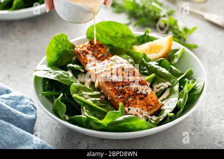 Zedernholz-Planke gebratener Lachs mit Spinat Stockfoto