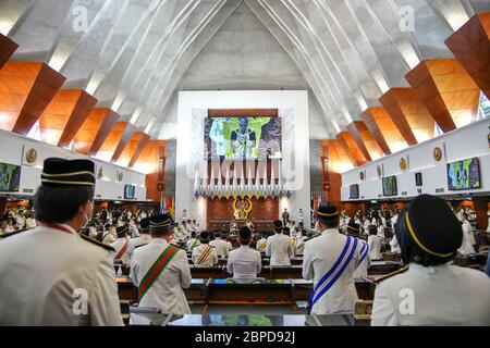 (200519) -- PEKING, 19. Mai 2020 (Xinhua) -- Malaysias König Sultan Abdullah Sultan Ahmad Shah (C) und Parlamentsabgeordnete applaudierten für Frontarbeiter, die die COVID-19-Pandemie bekämpfen, auf der ersten parlamentssitzung seit dem Regierungswechsel im März in Kuala Lumpur, Malaysia, 18. Mai 2020. Malaysias König Sultan Abdullah Sultan Ahmad Shah forderte am Montag die Politiker des Landes auf, sich für Stabilität zu arbeiten und zu vermeiden, dass es in der Zeit des COVID-19-Ausbruchs zu weiteren politischen Problemen kommt, und hielt seine Rede vor dem parlament. (Malaysias Informationsministerium/Handout über Xi Stockfoto