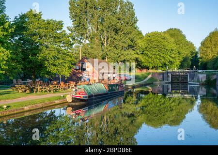 Narrowboat in Hatton schließt am Grand Union Kanal in der frühmorgendlichen Frühlingssonne. Hatton, Warwickshire, England Stockfoto