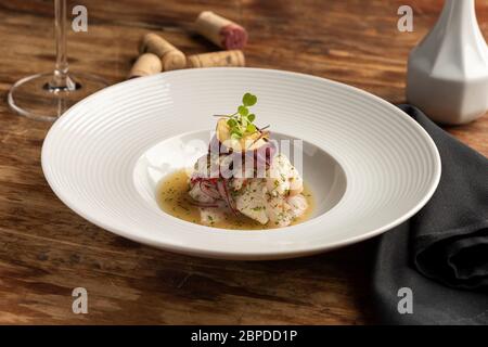 Fisch Meeresfrüchte Ceviche cebiche auf einem Holztisch und Weinglas und Korken, typisches Gericht aus Peru. Stockfoto