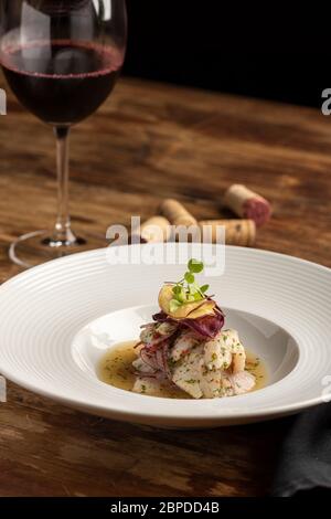 Fisch Meeresfrüchte Ceviche cebiche auf einem Holztisch und Weinglas und Korken, typisches Gericht aus Peru. Stockfoto