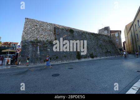 Spaziergang an den Mauern des Diokletians Palastes in Split, Kroatien. Stockfoto