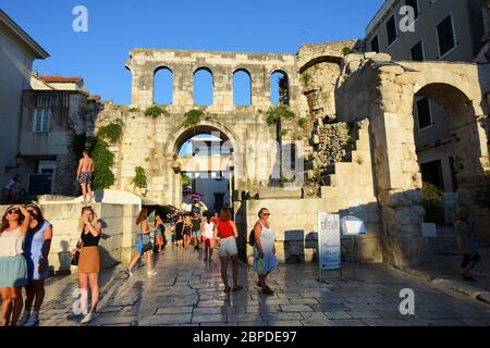 Römische Ruinen bei der Kathedrale Saint Domnius im Diokletianpalast in Split, Kroatien. Stockfoto