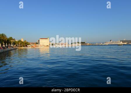 Das schöne Gebäude an der Küste in Split, Kroatien. Stockfoto