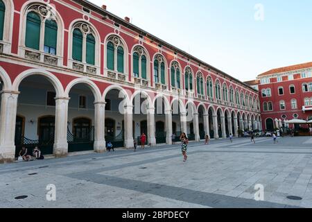 Die schönen Neorenaissance-Gebäude auf dem Platz der Republik in Split, Kroatien. Stockfoto