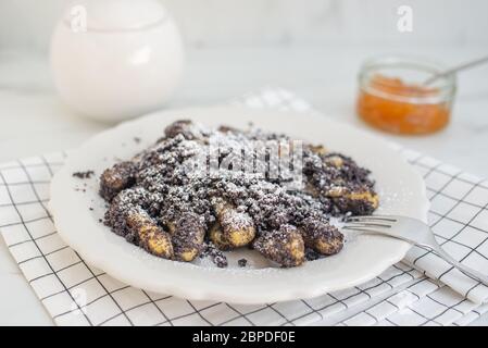 Kartoffelknödel mit Sulznocken mit gemahlener Mohnkerne und Zuckerpulver Stockfoto
