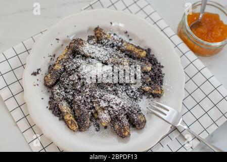 Kartoffelknödel mit Sulznocken mit gemahlener Mohnkerne und Zuckerpulver Stockfoto