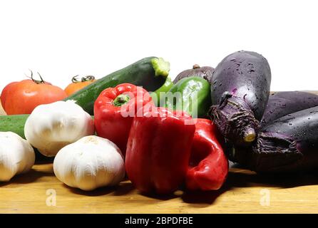 frisches Gemüse auf Holztisch Stockfoto