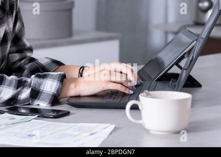 Nahaufnahme weibliche Hände arbeiten auf Laptop und arbeiten von zu Hause aus Stockfoto