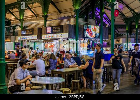 Singapur - 07. September 2019: Einheimische und Touristen, Kunden, die durch die Straße gehen und essen im Straßenhändler Zentrum in Lau Pa Sat Telok Ayer Markt Stockfoto