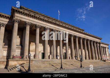 Östliche Fassade der neoklassischen St. George's Hall an einem sonnigen Tag in Liverpool, England Stockfoto