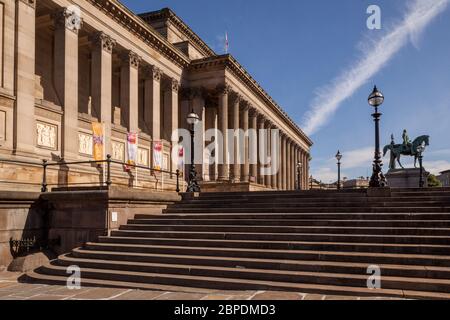 Stufen führen hinauf zum St George's Plateau an der östlichen Fassade der St George's Hall, Liverpool, England Stockfoto