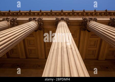 Die korinthischen Säulen der östlichen Fassade des Neoklassischen Grades I zählten zum St George's Hall in Liverpool, England Stockfoto