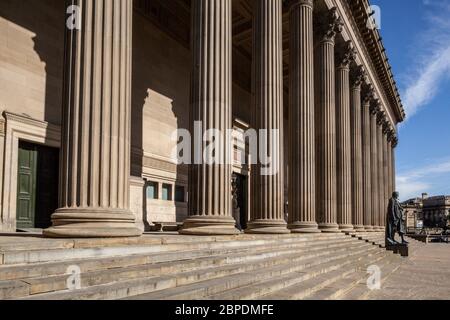 Die korinthischen Säulen der östlichen Fassade des Grades I zählten zum St George's Hall, Liverpool Stockfoto