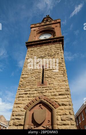 Der Uhrturm im Zentrum der Marktstadt Ormskirk in Lancashire, England Stockfoto