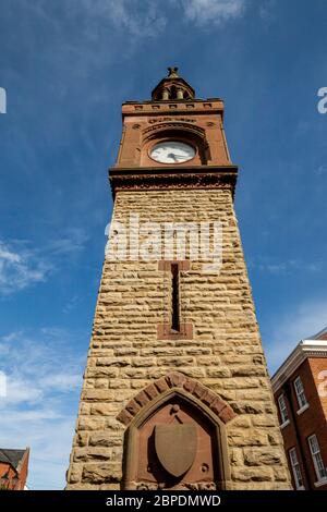 Der Uhrturm im Zentrum der Marktstadt Ormskirk in Lancashire, England Stockfoto
