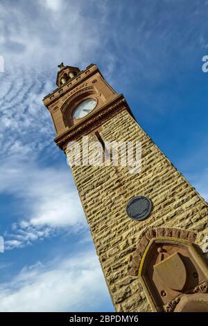 Der Uhrturm im Zentrum der Marktstadt Ormskirk in Lancashire, England Stockfoto