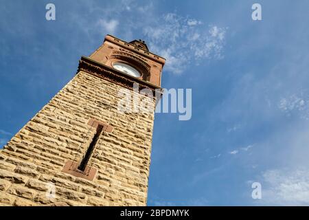 Der Uhrturm im Zentrum der Marktstadt Ormskirk in Lancashire, England Stockfoto