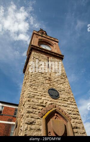 Der Uhrturm im Zentrum der Marktstadt Ormskirk in Lancashire, England Stockfoto