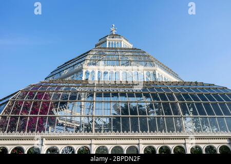 Das Palm House, ein restauriertes viktorianisches Glashaus, im Sefton Park in Liverpool, England Stockfoto