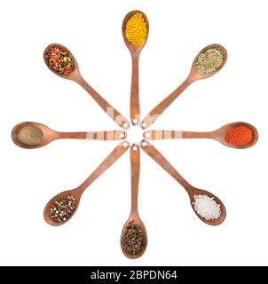 Sammlung von keramischen Löffeln mit verschiedenen Gewürzen auf weißem Hintergrund isoliert Stockfoto