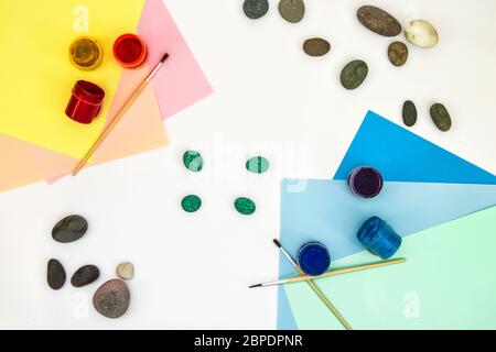 Schritt für Schritt eine Steinschildkröte auf einem Stein malen. Kinder Kunstprojekt. DIY-Konzept. Schritt für Schritt 4 Fotoanleitung.Ansicht von oben. Arbeiten mit c Stockfoto