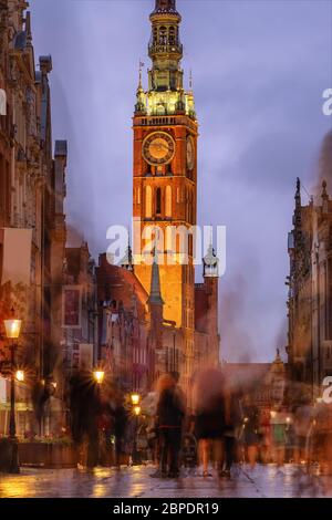 Blick auf das Rathaus an der Long Lane Straße in der Altstadt von Danzig in der Dämmerung, Polen. Stockfoto
