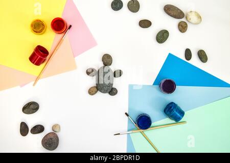 Schritt für Schritt eine Steinschildkröte auf einem Stein malen. Kinder Kunstprojekt. DIY-Konzept. Schritt für Schritt 2 Fotoanleitung.Ansicht von oben. Arbeiten mit c Stockfoto