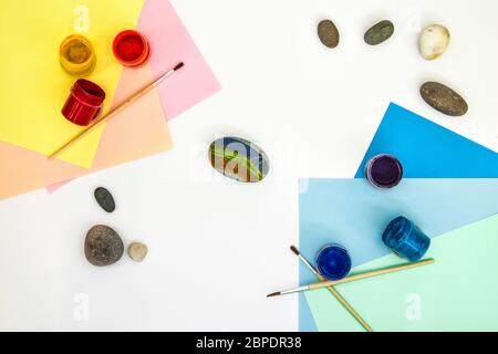 Wie man einen Regenbogen auf einem Stein Schritt für Schritt zeichnet. Kinder Kunstprojekt. DIY-Konzept. Schritt für Schritt Fotoanleitung.Ansicht von oben. Mit Kindern arbeiten A Stockfoto