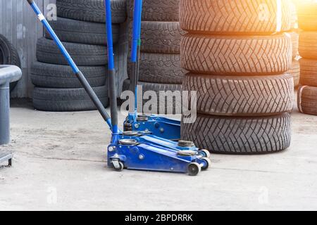 Wagenheber zum Anheben einer Karosserie, um Reifen auf Rädern zu ersetzen Stockfoto