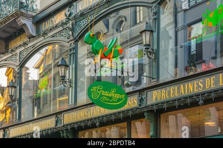 The Grasshopper Bruxelles: Shop in der Nähe des Grote Marktes voll von echten alten Spielsachen für Kinder. Zwei Geschäftsgebäude in Dunkelgrün mit großen Fenstern. Stockfoto