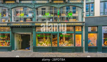 The Grasshopper Bruxelles: Shop in der Nähe des Grote Marktes voll von echten alten Spielsachen für Kinder. Zwei Geschäftsgebäude in Dunkelgrün mit großen Fenstern. Stockfoto