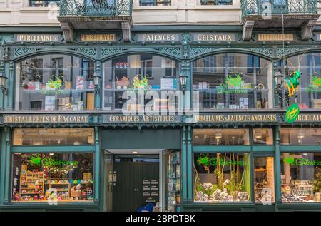 The Grasshopper Bruxelles: Shop in der Nähe des Grote Marktes voll von echten alten Spielsachen für Kinder. Zwei Geschäftsgebäude in Dunkelgrün mit großen Fenstern. Stockfoto