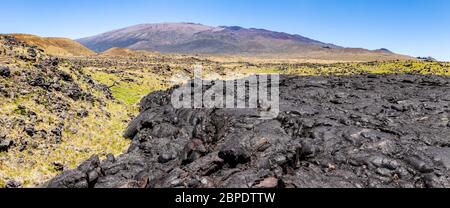 Mauna Kea und alte Lava fließen von der Saddle Road Route 200 auf Hawaii, der Big Island, USA. Stockfoto