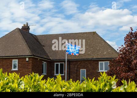 'Danke NHS' Gewerkschaftsflagge fliegt auf Flaggenmast vor dem Haus, um dem NHS während der Coronavirus-Pandemie zu danken, Mai 2020, England, Großbritannien Stockfoto